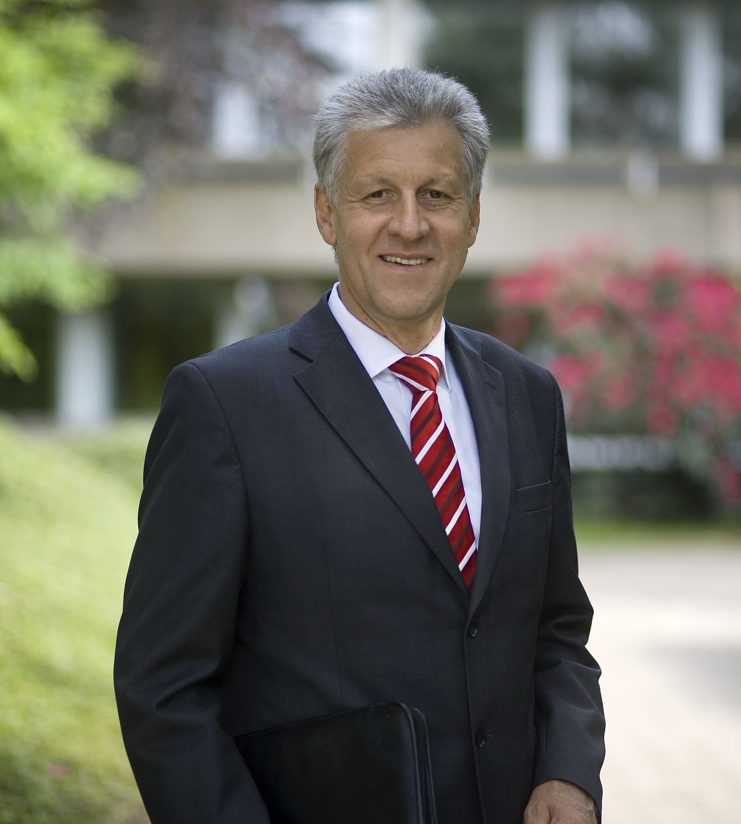 Setzte sich 2009 gegen fünf Mitbewerber durch und wurde seinerzeit wiedergewählt:Dr. Arnim Brux Setzte sich 2009 gegen fünf Mitbewerber durch und wurde seinerzeit wiedergewählt:Dr. Arnim Brux