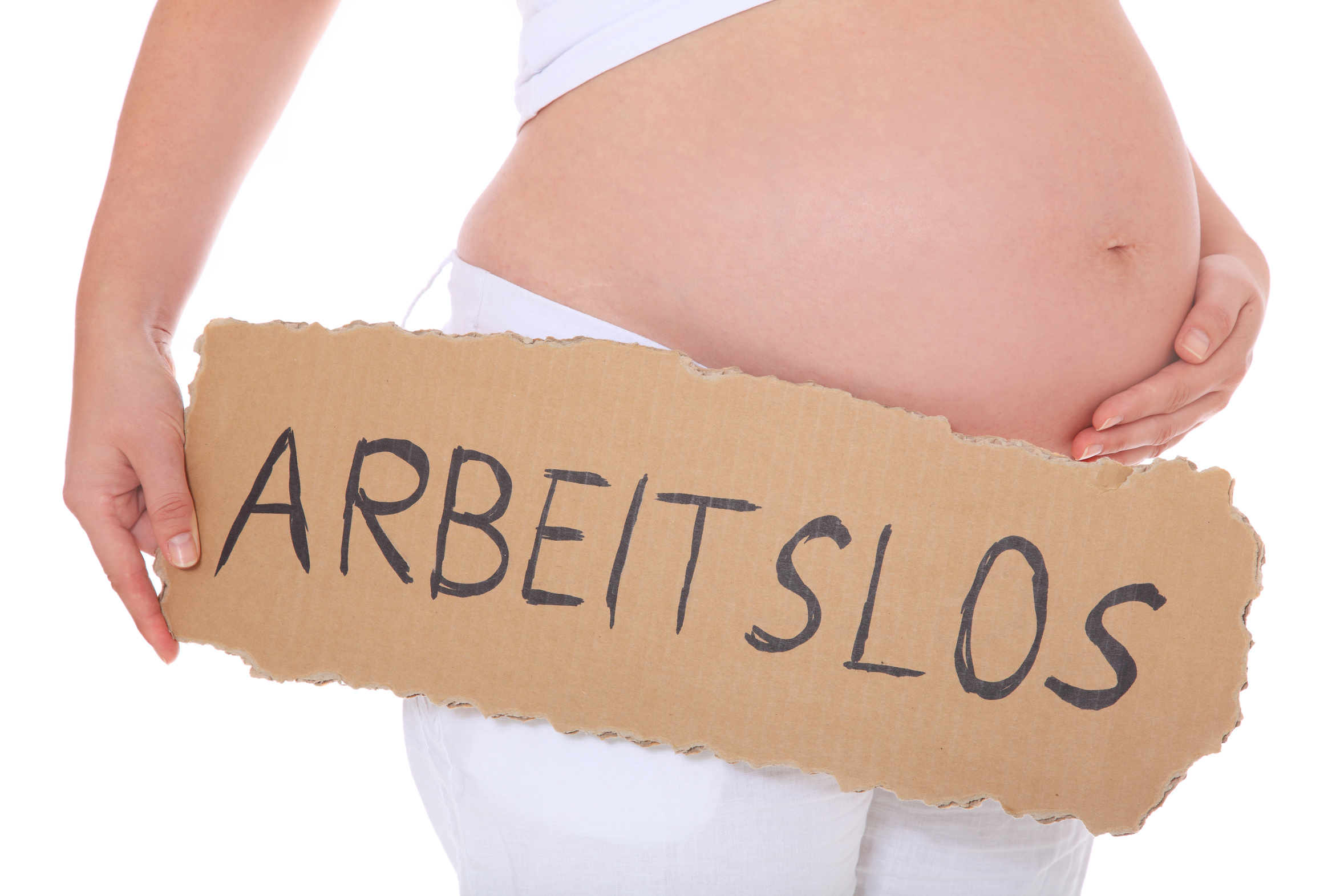 © Kaesler Media Schwangere Frau hält Pappschild mit der Aufschrift arbeitslos